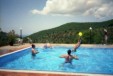 Das Swimmingpool von Blucamp mit Blick aufs Meer